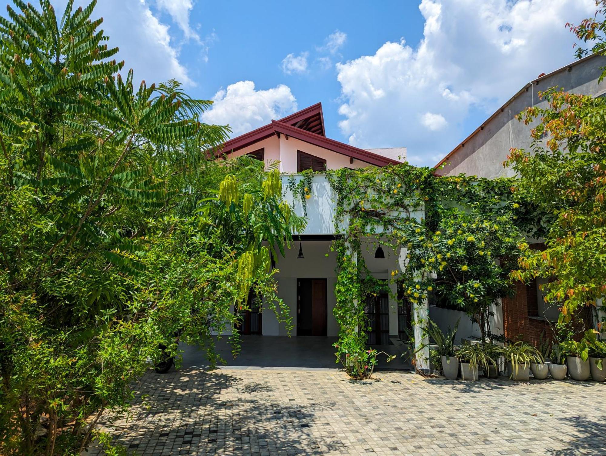 Livin Lush Luxury Retreat Hotel Anuradhapura Exterior foto